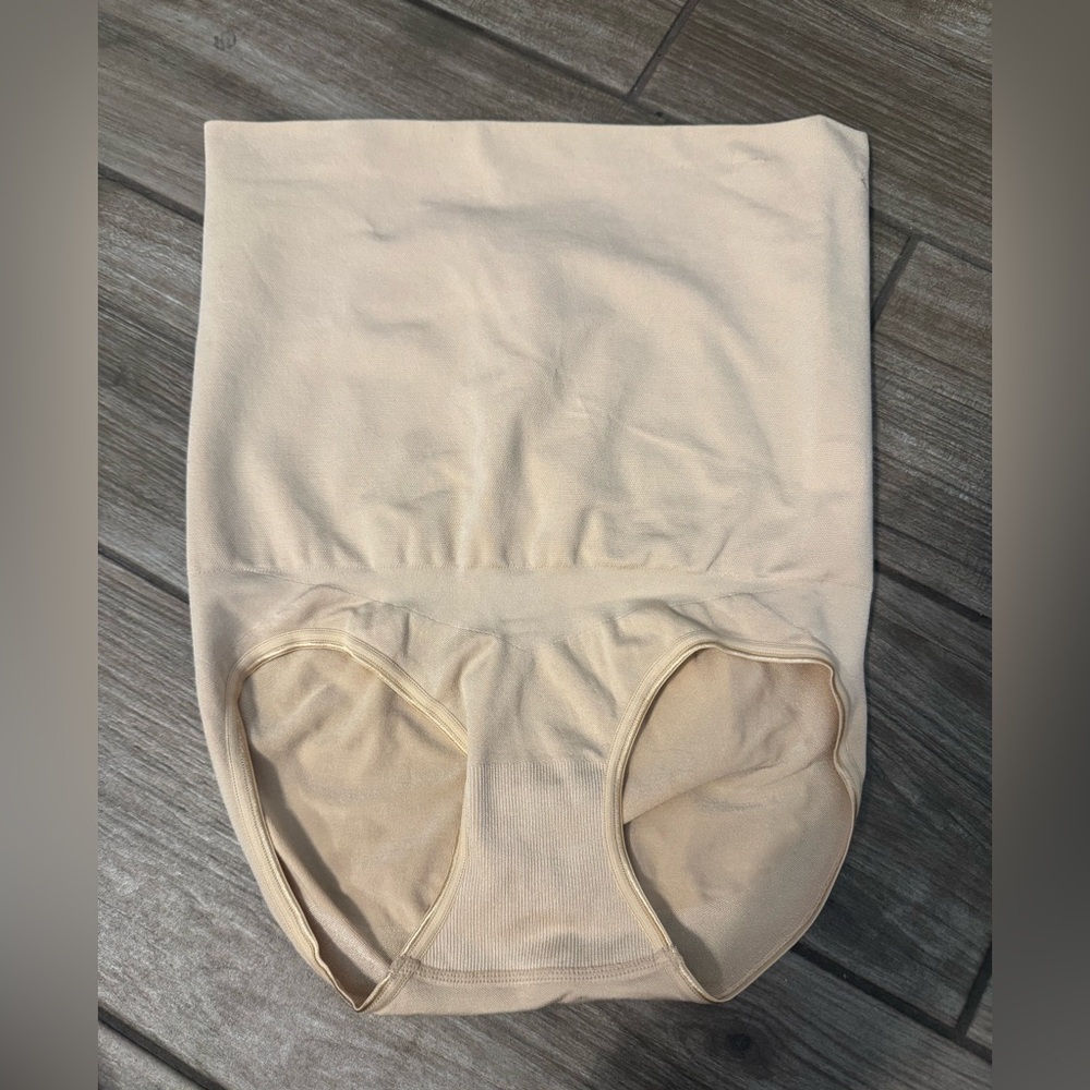 SPANX Assets Shapewear brief in Cream size large